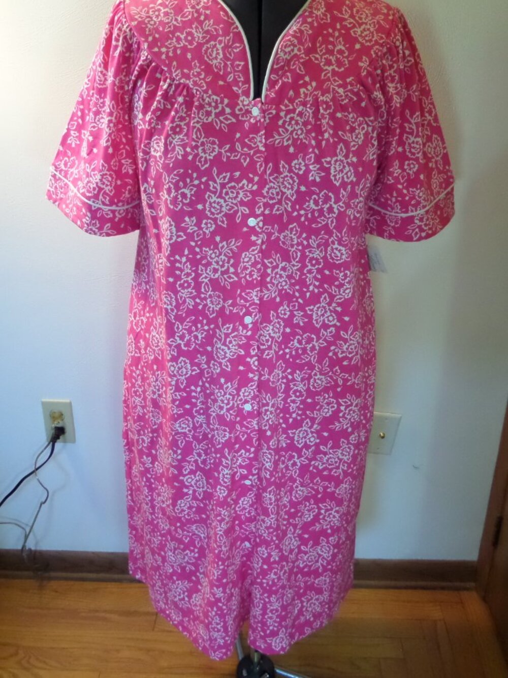Leisure Life Women's Floral  Print Pink n White Robe with Snaps Size Medium NWT